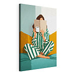 Tableaux Une femme assise sur un lit, avec un livre et une tasse