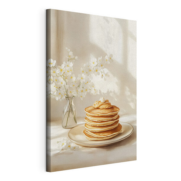 Pile de crêpes sur une assiette à côté d'un vase de fleurs Tableaux Pile de crêpes sur une assiette à côté d'un vase de fleurs