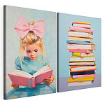 Impression sur toile modulaire Une jeune fille en train de lire un livre et une pile de livres
